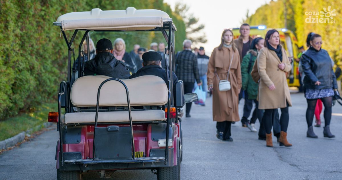 Po cmentarzu w Cedzynie kursują bezpłatne meleksy