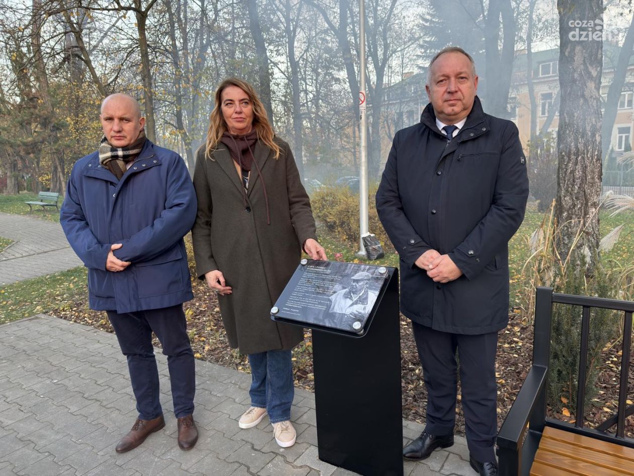 W Parku Fabrycznym odsłonięto ławeczkę pamięci Włodzimierza Sajdy
