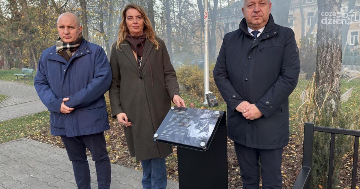 W Parku Fabrycznym odsłonięto ławeczkę pamięci Włodzimierza Sajdy