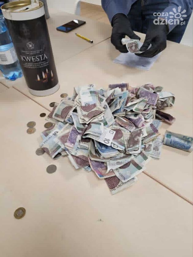 Odwiedzający opatowską nekropolię byli bardzo hojni