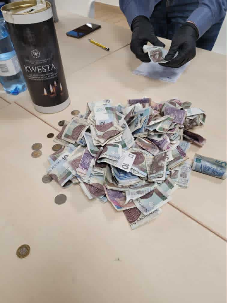 Odwiedzający opatowską nekropolię byli bardzo hojni