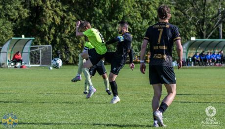 Niecodzienny przebieg meczu Łysicy Bodzentyn ze Świniarami. Goście zeszli z boiska po pierwszej połowie