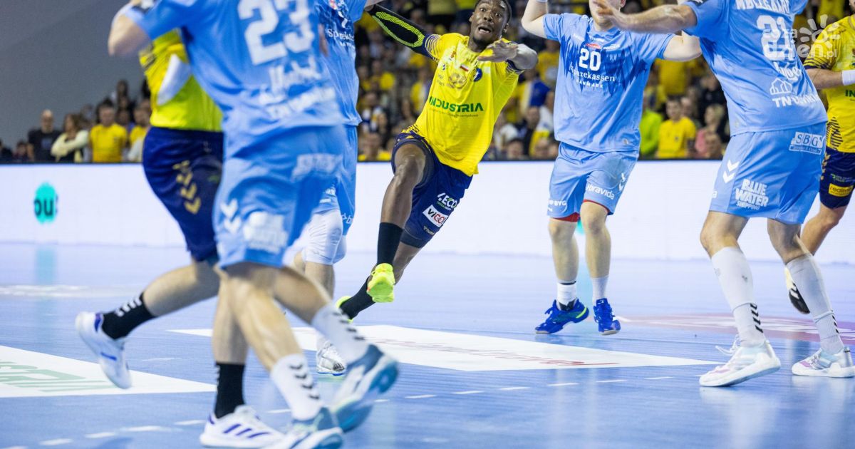 Rozdział 16: Sprawić niespodziankę przed własną publicznością