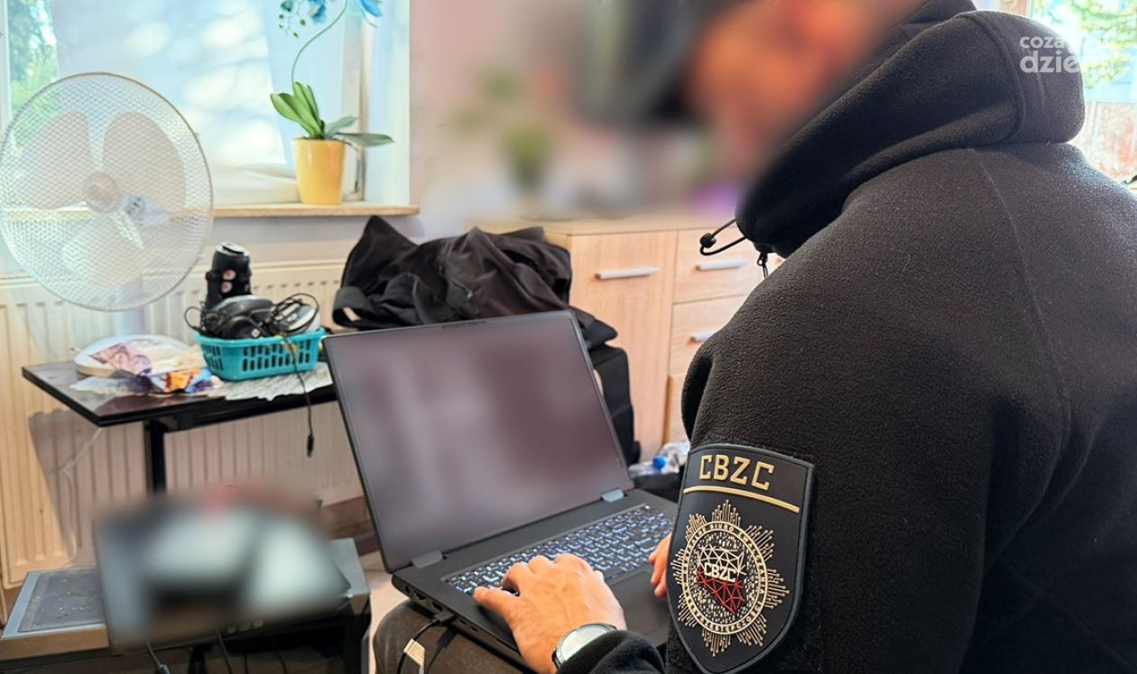 Fałszywe alarmy bombowe paraliżowały pracę instytucji. CBZC zatrzymało siedem osób