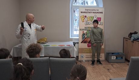 Dzieci i seniorzy zagłębili się w świat nauki dzięki zajęciom CUS