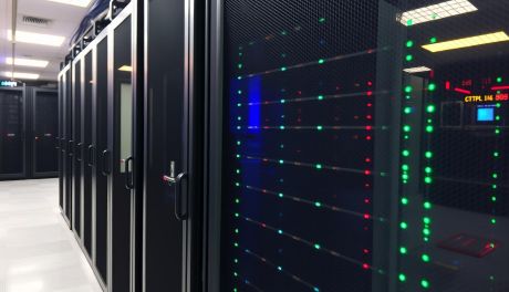 Szafy do zastosowań telekomunikacyjnych vs. serwerowe