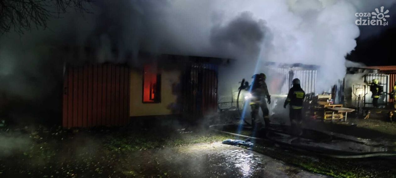 Samochody i kurnik spłonęły w nocnym pożarze