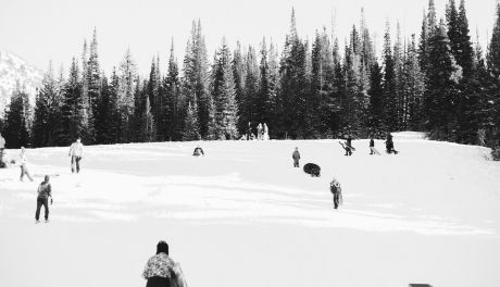 Zimowa frajda w Iwaniskach – młodzi strażacy pokazują, jak bawić się bezpiecznie!