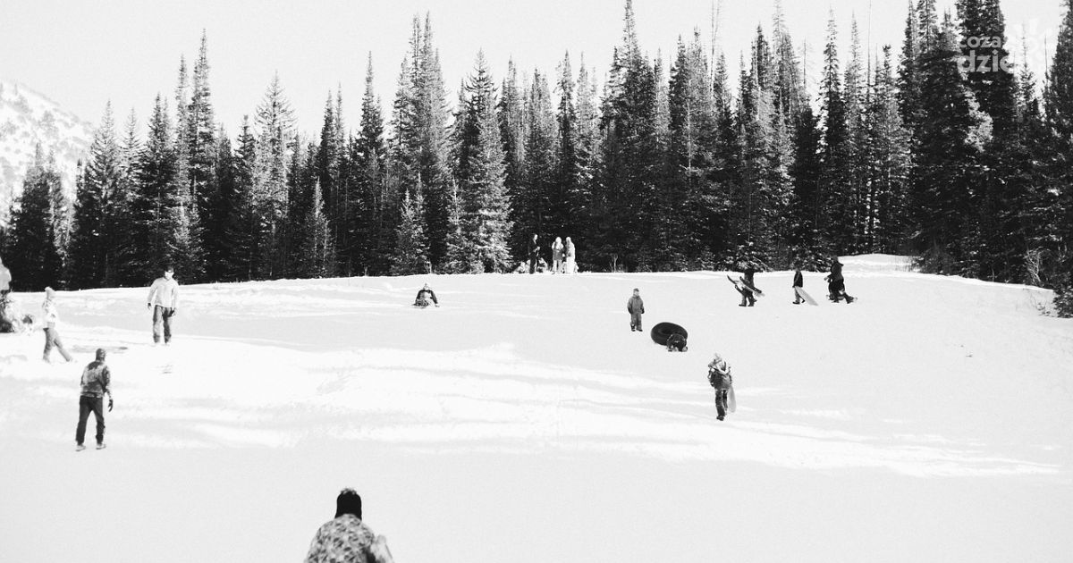 Zimowa frajda w Iwaniskach – młodzi strażacy pokazują, jak bawić się bezpiecznie!