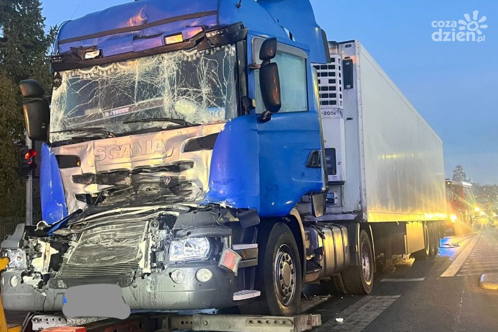 Zderzenie dwóch ciężarówek na DK 74 w Kostomłotach 