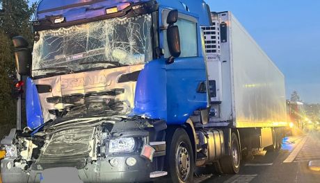 Zderzenie dwóch ciężarówek w Kostomłotach II – jedna osoba w szpitalu