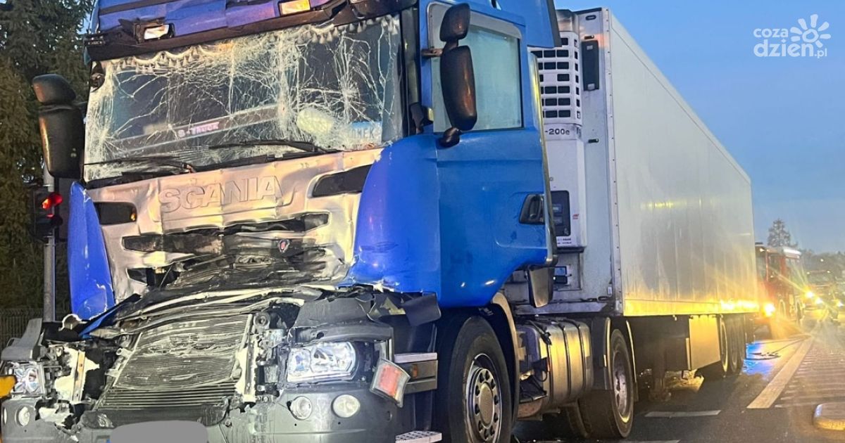 Zderzenie dwóch ciężarówek w Kostomłotach II – jedna osoba w szpitalu