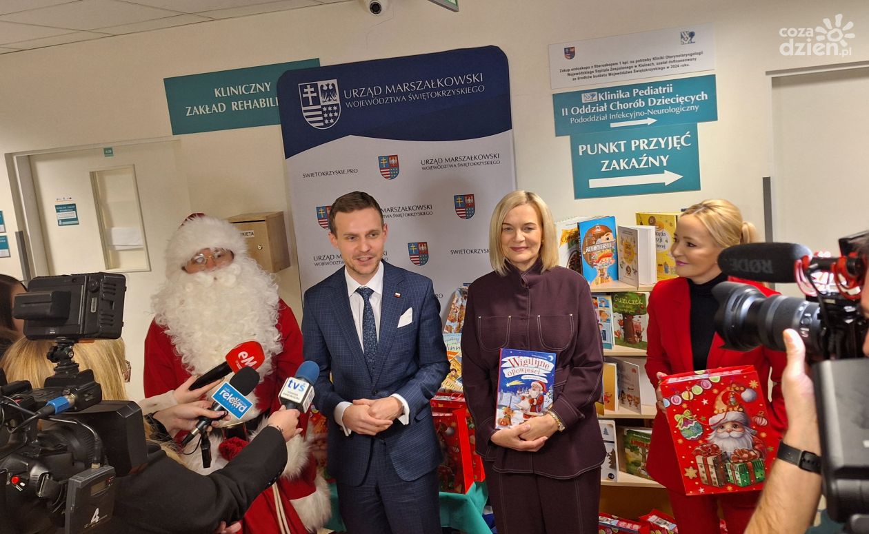 Mikołajkowa wizyta w Świętokrzyskim Centrum Pediatrii. Książki i przytulanki dla najmłodszych pacjentów
