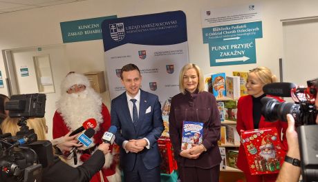 Mikołajkowa wizyta w Świętokrzyskim Centrum Pediatrii. Książki i przytulanki dla najmłodszych pacjentów
