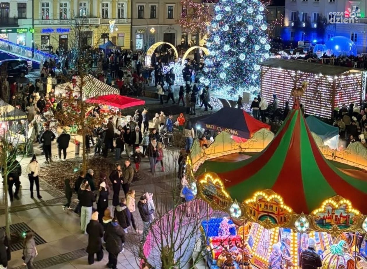 Magiczny Grudzień w Kielcach: mnóstwo ludzi na Orszaku Świętego Mikołaja