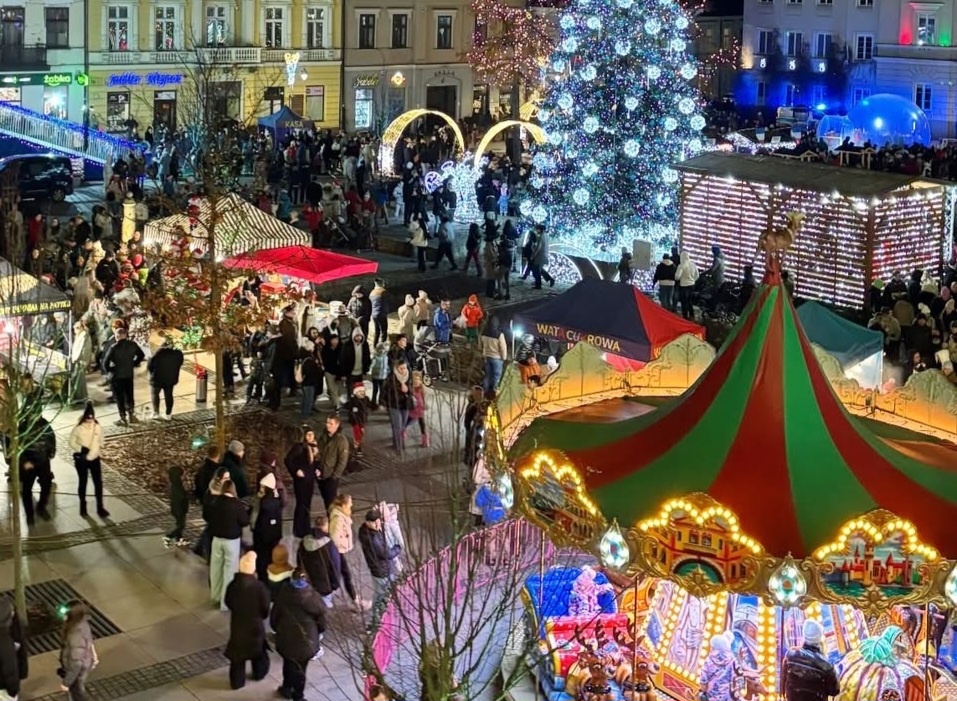 Magiczny Grudzień w Kielcach: mnóstwo ludzi na Orszaku Świętego Mikołaja