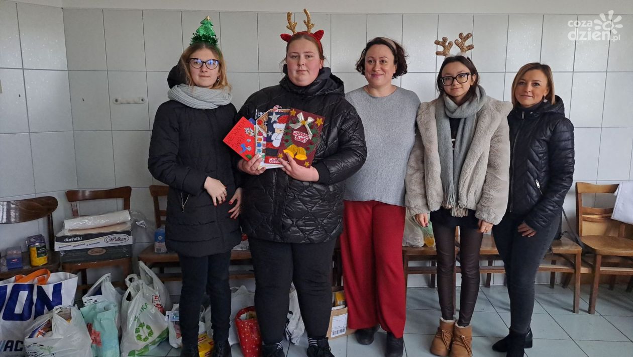 Uczniowie z darami dla Kresowiaków