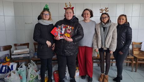 Uczniowie z darami dla Kresowiaków