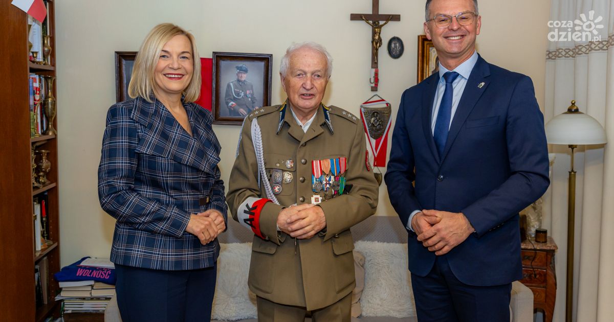 Przedświąteczne spotkania z bohaterami. Marszałek Renata Janik odwiedziła świadków historii