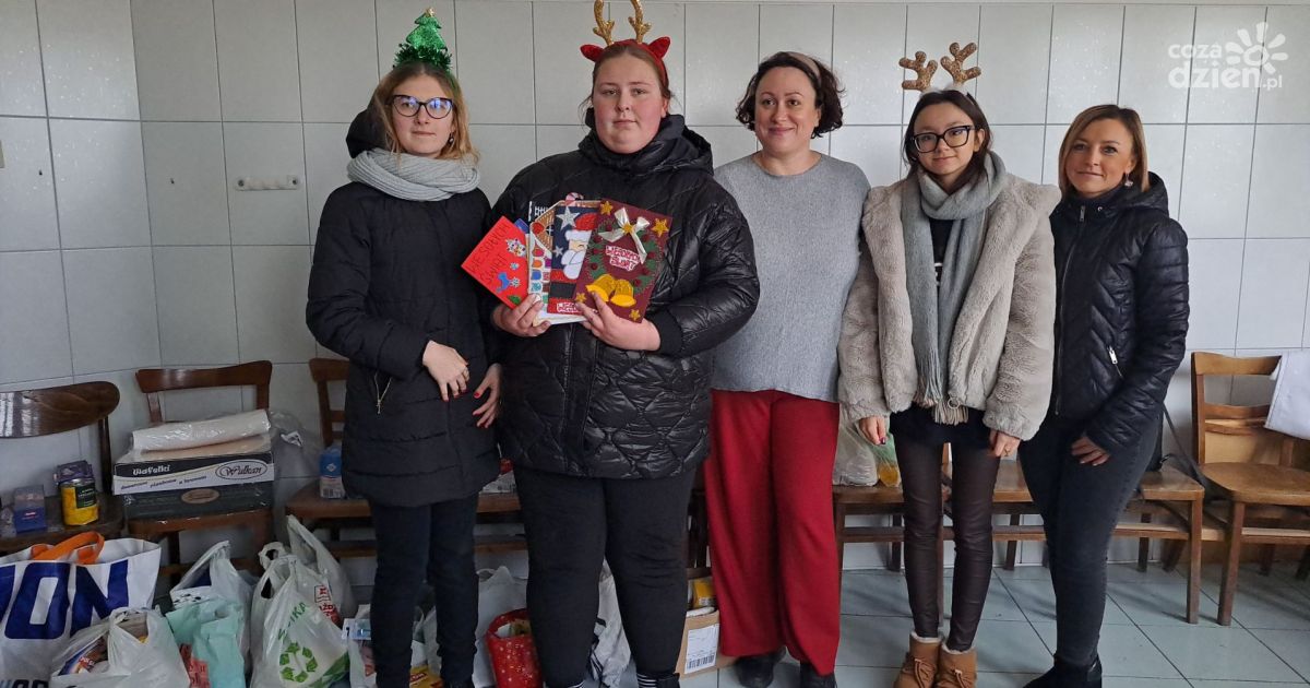 Uczniowie z darami dla Kresowiaków