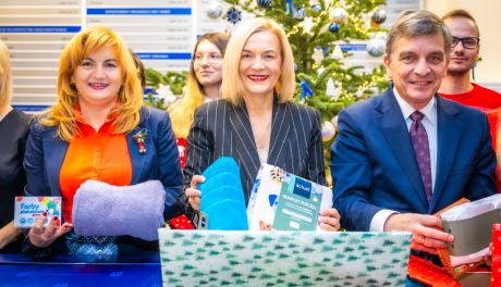 Pakowanie darów dla najbardziej potrzebujących w ramach akcji Szlachetna Paczka