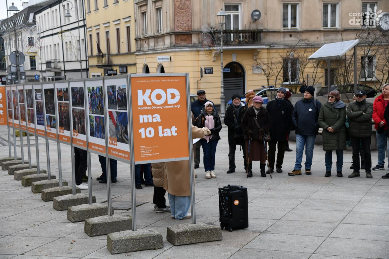 Zniszczono wystawę KOD w centrum Kielc. Sprawą zajmuje się policja