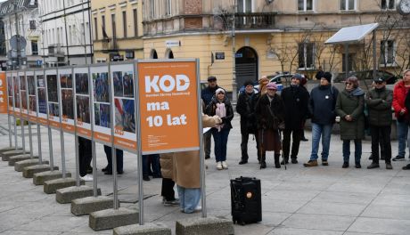 Zniszczono wystawę KOD w centrum Kielc. Sprawą zajmuje się policja