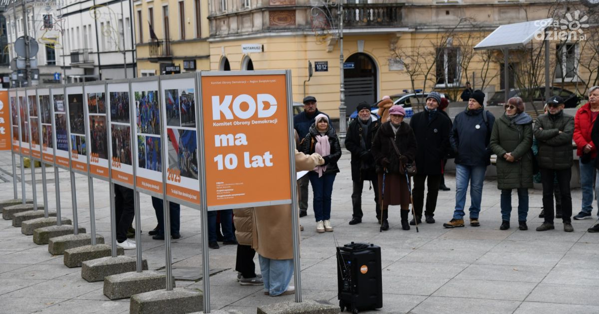 Zniszczono wystawę KOD w centrum Kielc. Sprawą zajmuje się policja