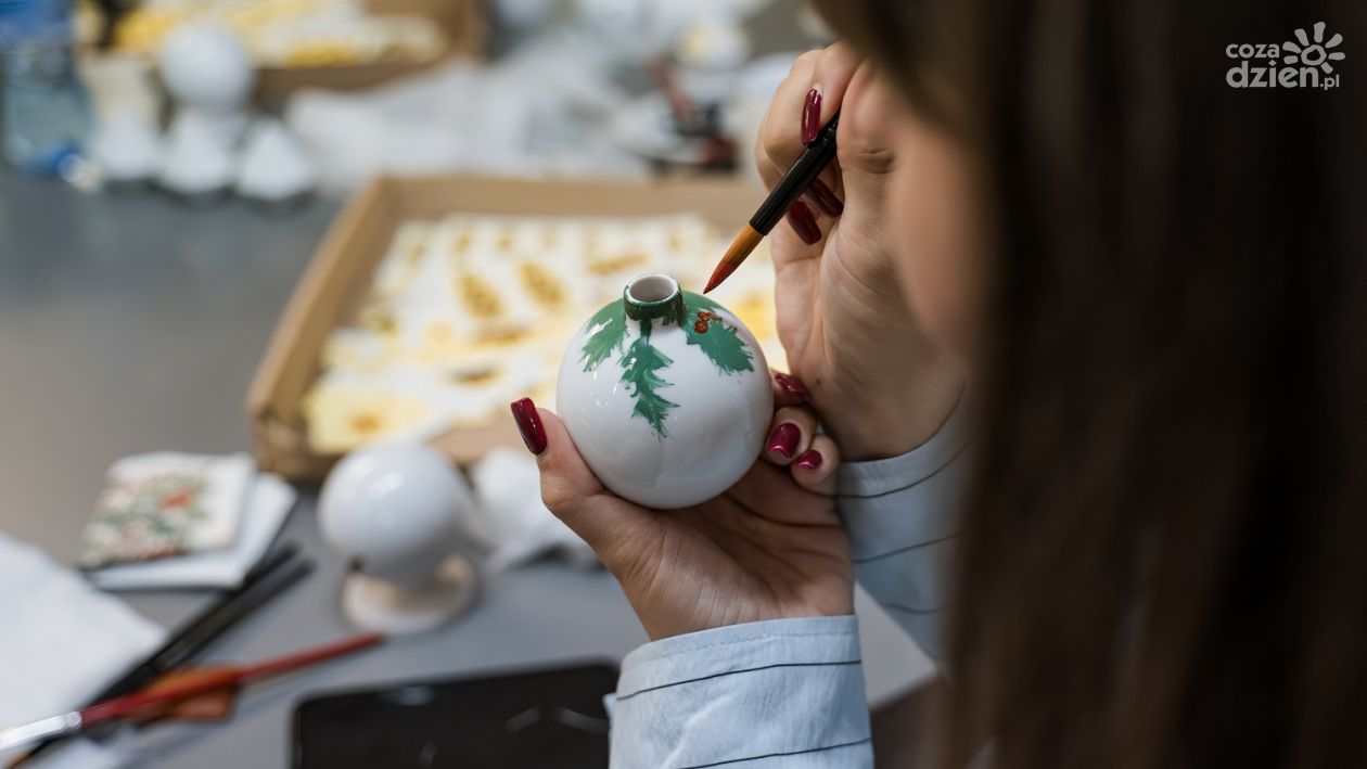 Znani i lubiani zdobili porcelanowe bombki w Ćmielowie