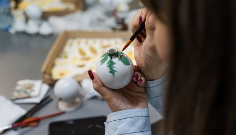 Znani i lubiani zdobili porcelanowe bombki w Ćmielowie