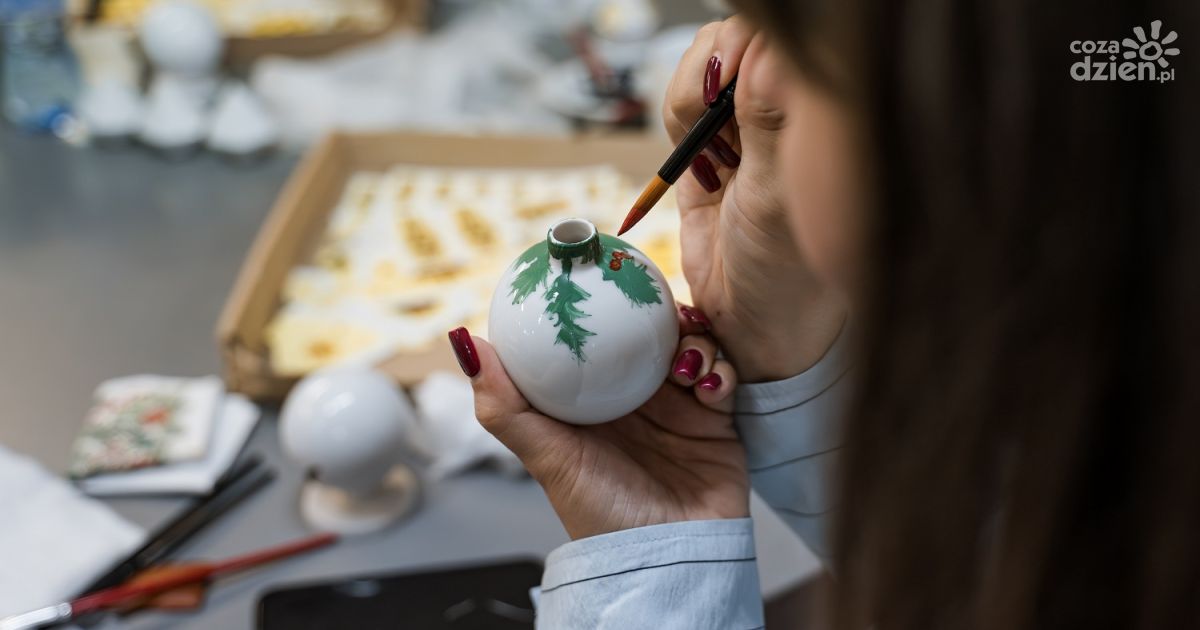 Znani i lubiani zdobili porcelanowe bombki w Ćmielowie
