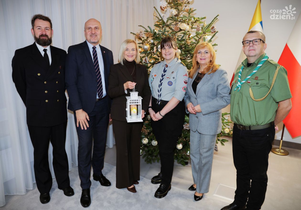 Betlejemskie Światło Pokoju przekazane do Urzędu Marszałkowskiego
