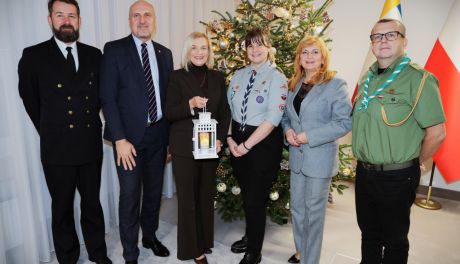 Betlejemskie Światło Pokoju przekazane do Urzędu Marszałkowskiego