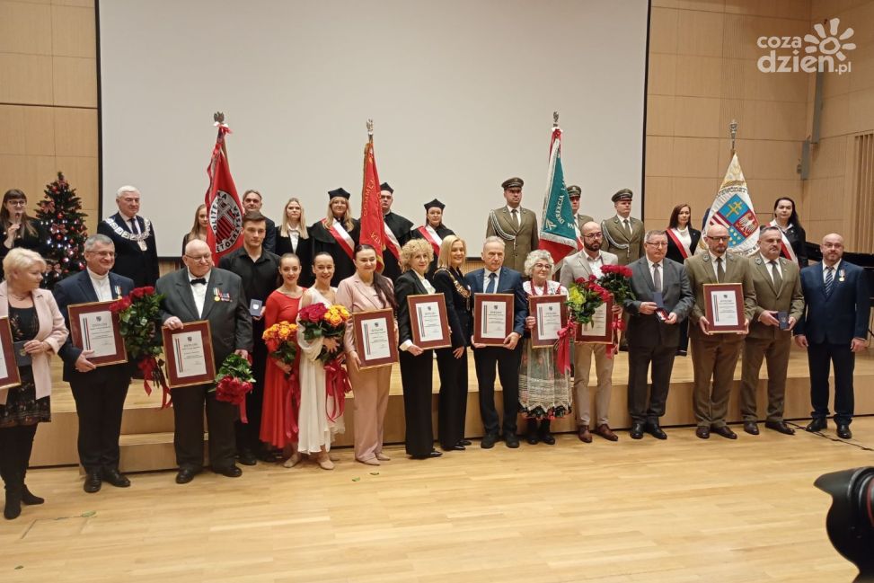 Odznaki Honorowe Województwa Świętokrzyskiego 2025 wręczone podczas sesji Sejmiku