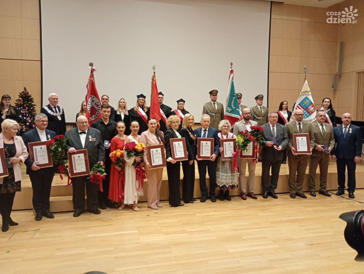 Odznaki Honorowe Województwa Świętokrzyskiego 2025 wręczone podczas sesji Sejmiku