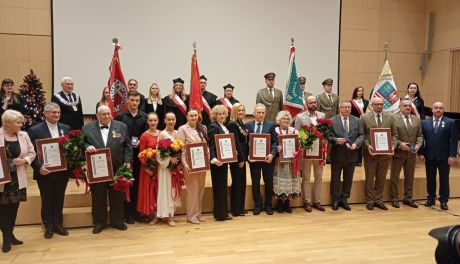 Odznaki Honorowe Województwa Świętokrzyskiego 2025 wręczone podczas sesji Sejmiku