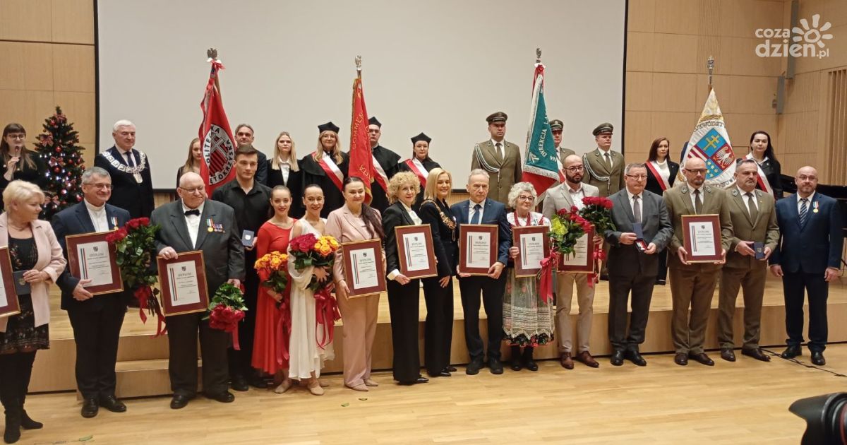 Odznaki Honorowe Województwa Świętokrzyskiego 2025 wręczone podczas sesji Sejmiku