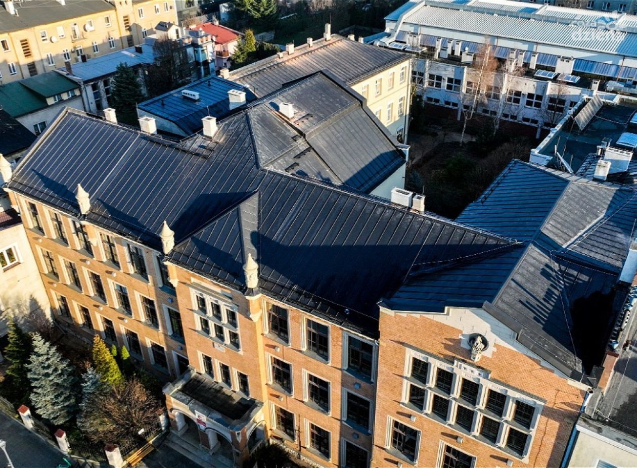 II Liceum Ogólnokształcące w Kielcach z nowym dachem