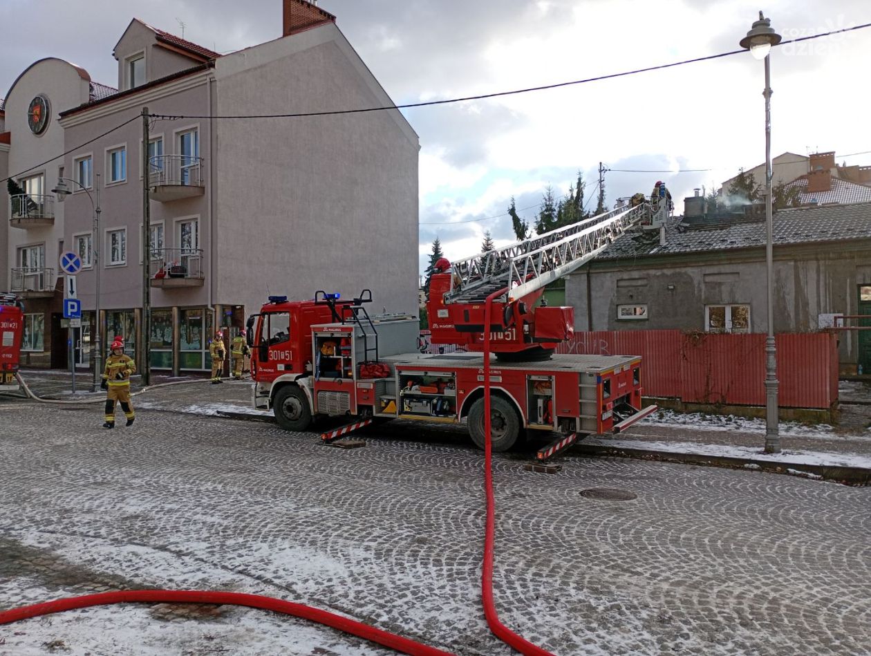 Pożar na poddaszu w centrum Kielc. Sześć zastępów straży pożarnej na miejscu
