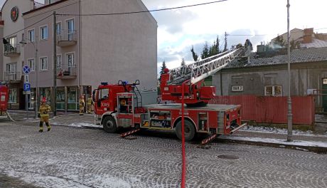 Pożar na poddaszu w centrum Kielc. Sześć zastępów straży pożarnej na miejscu