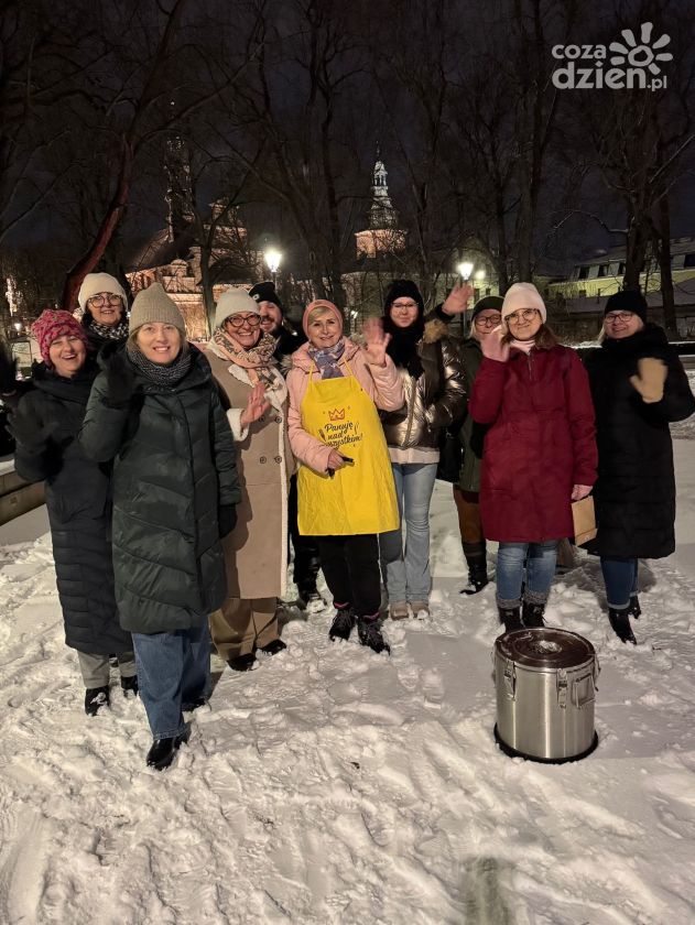 Akcja „Zupa na skwerze” w Kielcach. Stowarzyszenie Polska 2050 wsparło potrzebujących