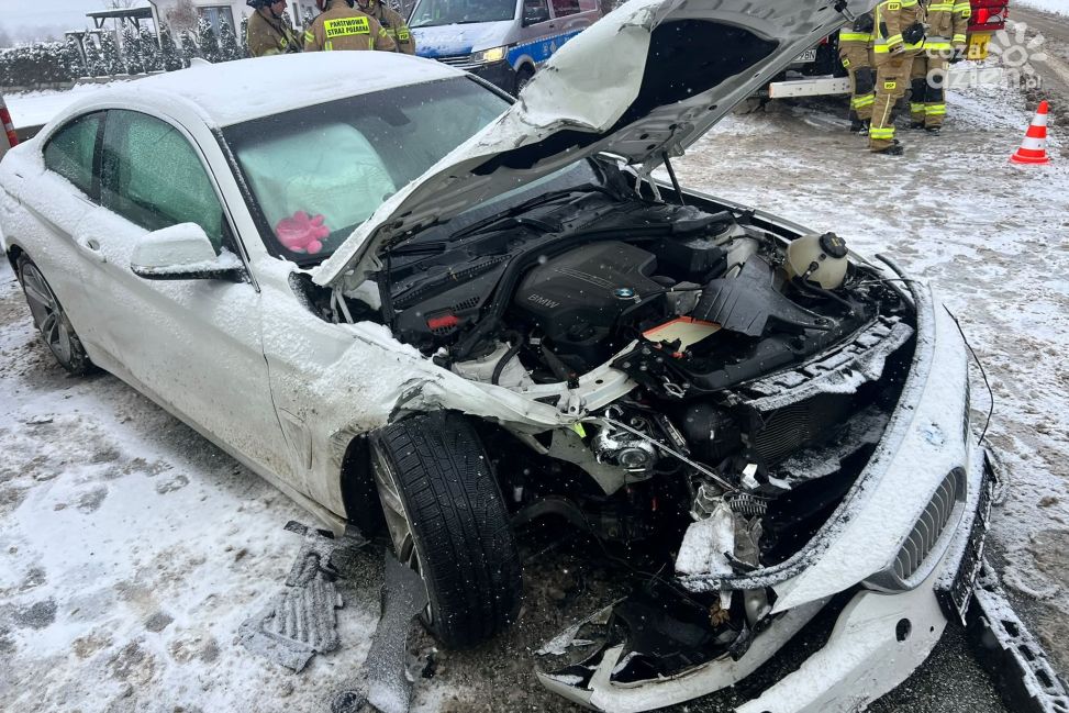 Czołowe zderzenie na DK 74 w Górnie. Dwie osoby trafiły do szpitala