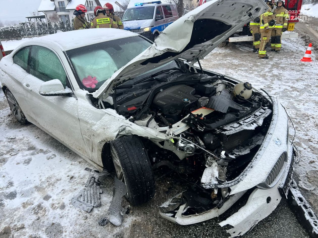 Czołowe zderzenie na DK 74 w Górnie. Dwie osoby trafiły do szpitala