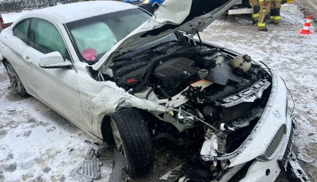 Czołowe zderzenie na DK 74 w Górnie. Dwie osoby trafiły do szpitala