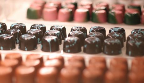 Wyzwania certyfikacji: dlaczego warto wybierać polskiego producenta słodyczy z najwyższymi normami higieny?