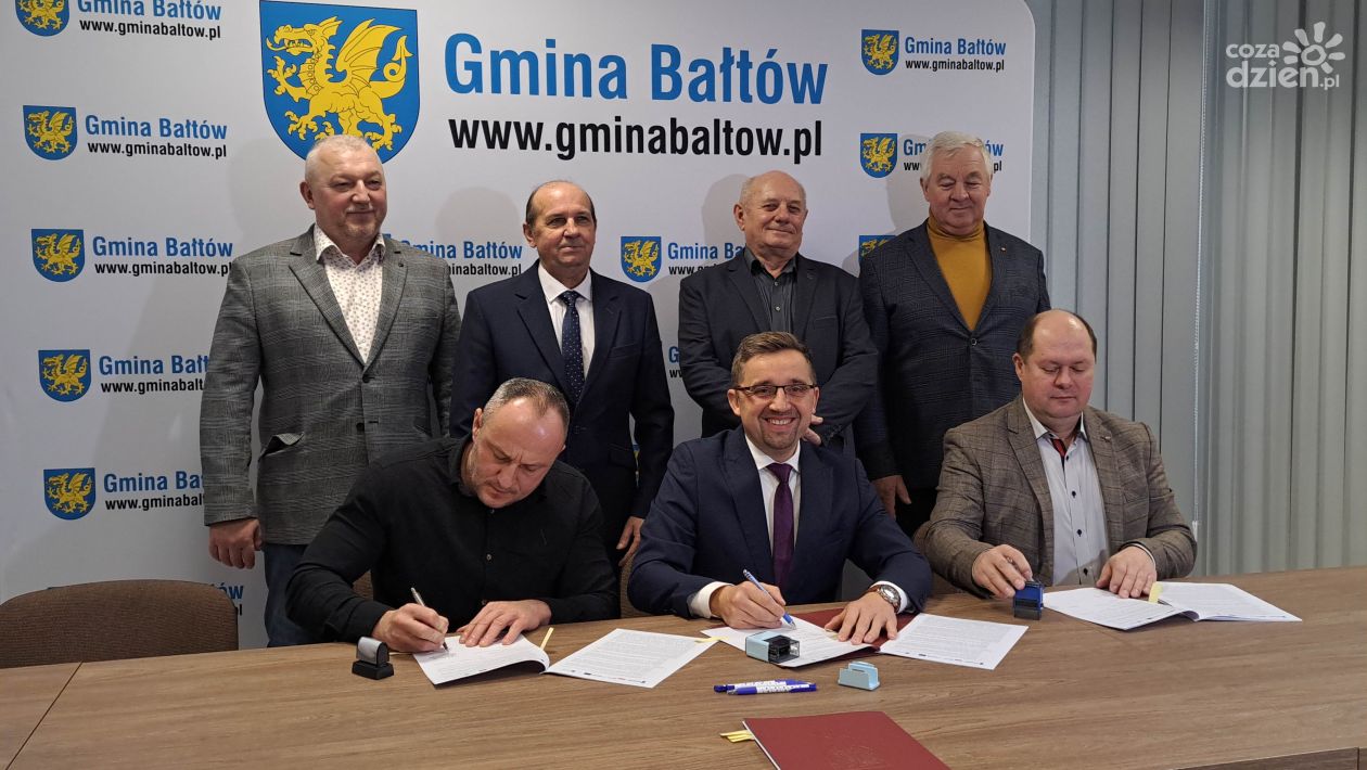 Budynki w Okole i Wólce Bałtowskiej będą cieplejsze. Gmina podpisała umowę