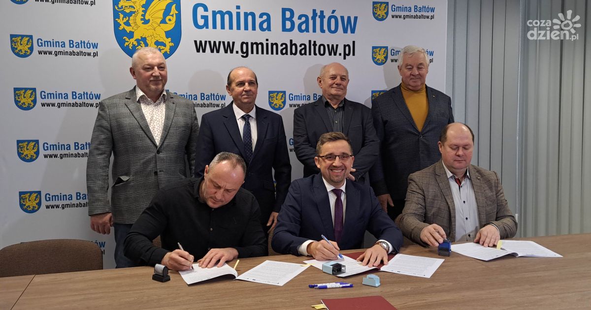 Budynki w Okole i Wólce Bałtowskiej będą cieplejsze. Gmina podpisała umowę