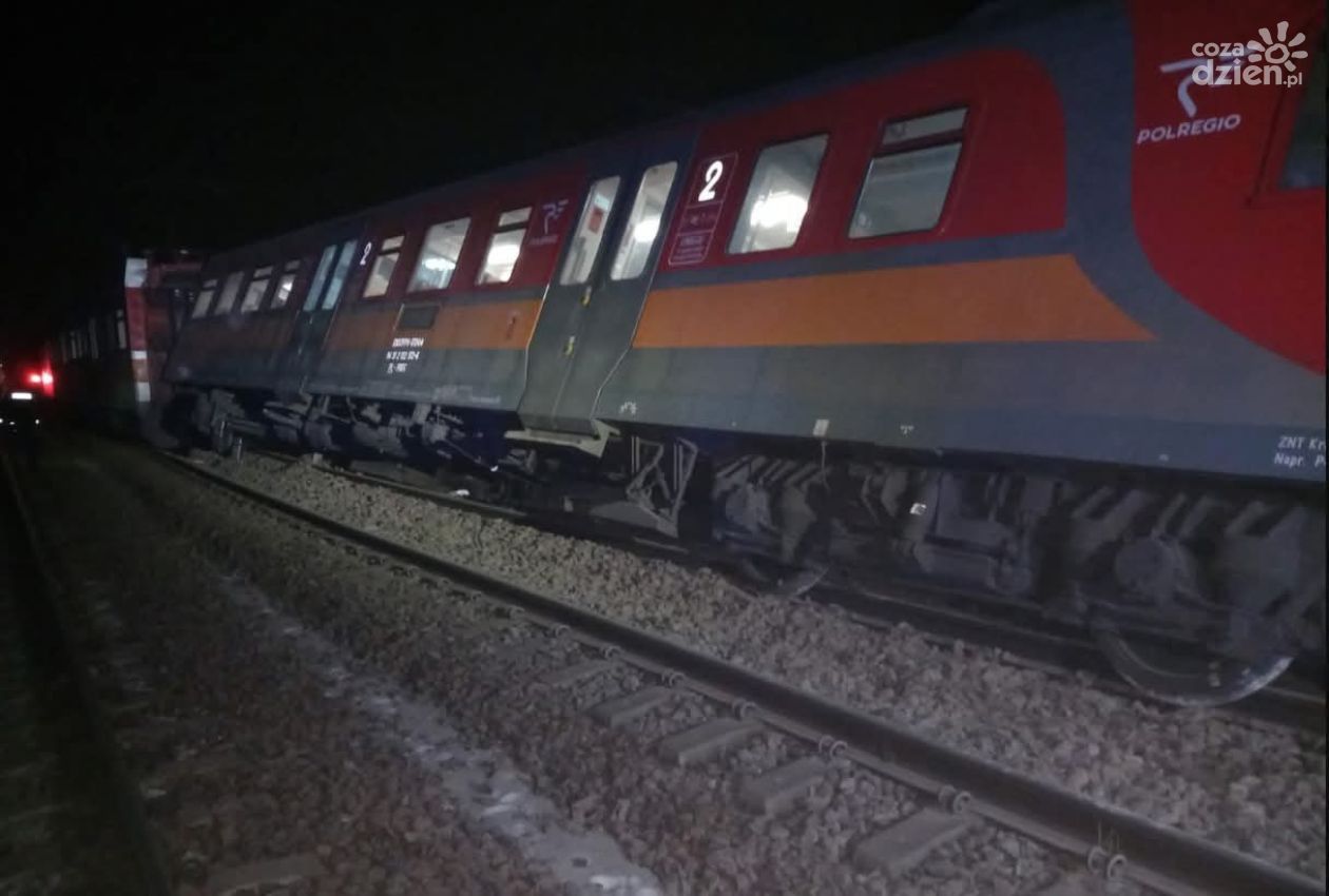 Wykolejenie pociągu POLREGIO na szlaku Miechów – Słomniki. Ruch kolejowy wstrzymany
