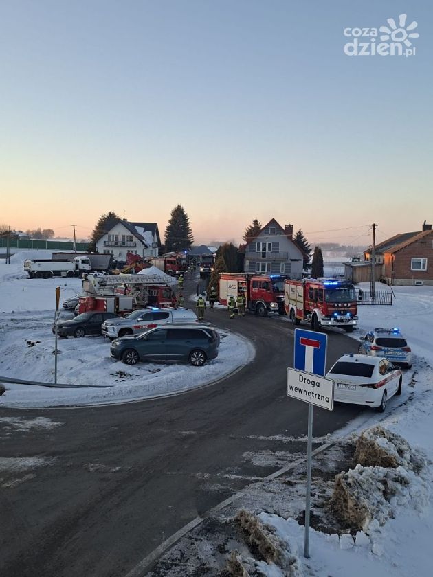 W Tomaszowie palił się warsztat samochodowy