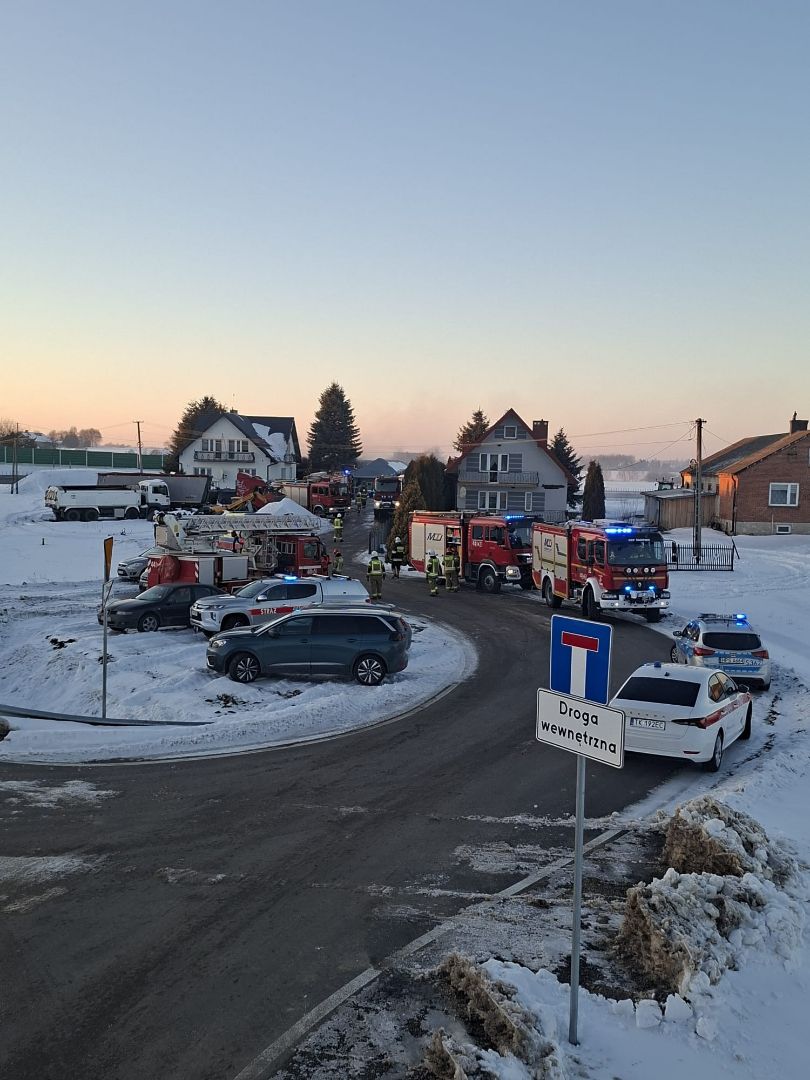 W Tomaszowie palił się warsztat samochodowy